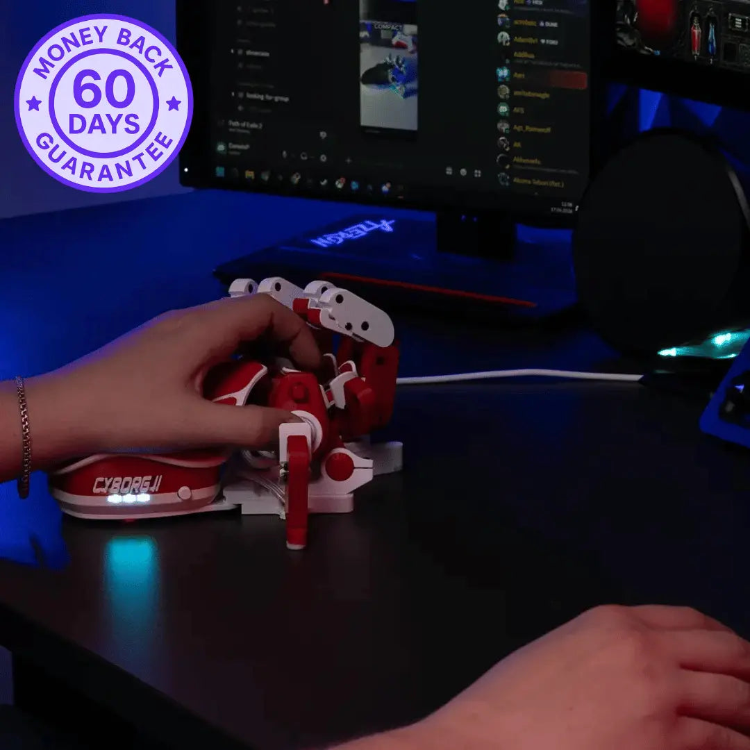デスク上でAzeron Cyborg IIに手を乗せて操作している様子。パームレストに手のひらを預けたまま指をタワーへ添えられる